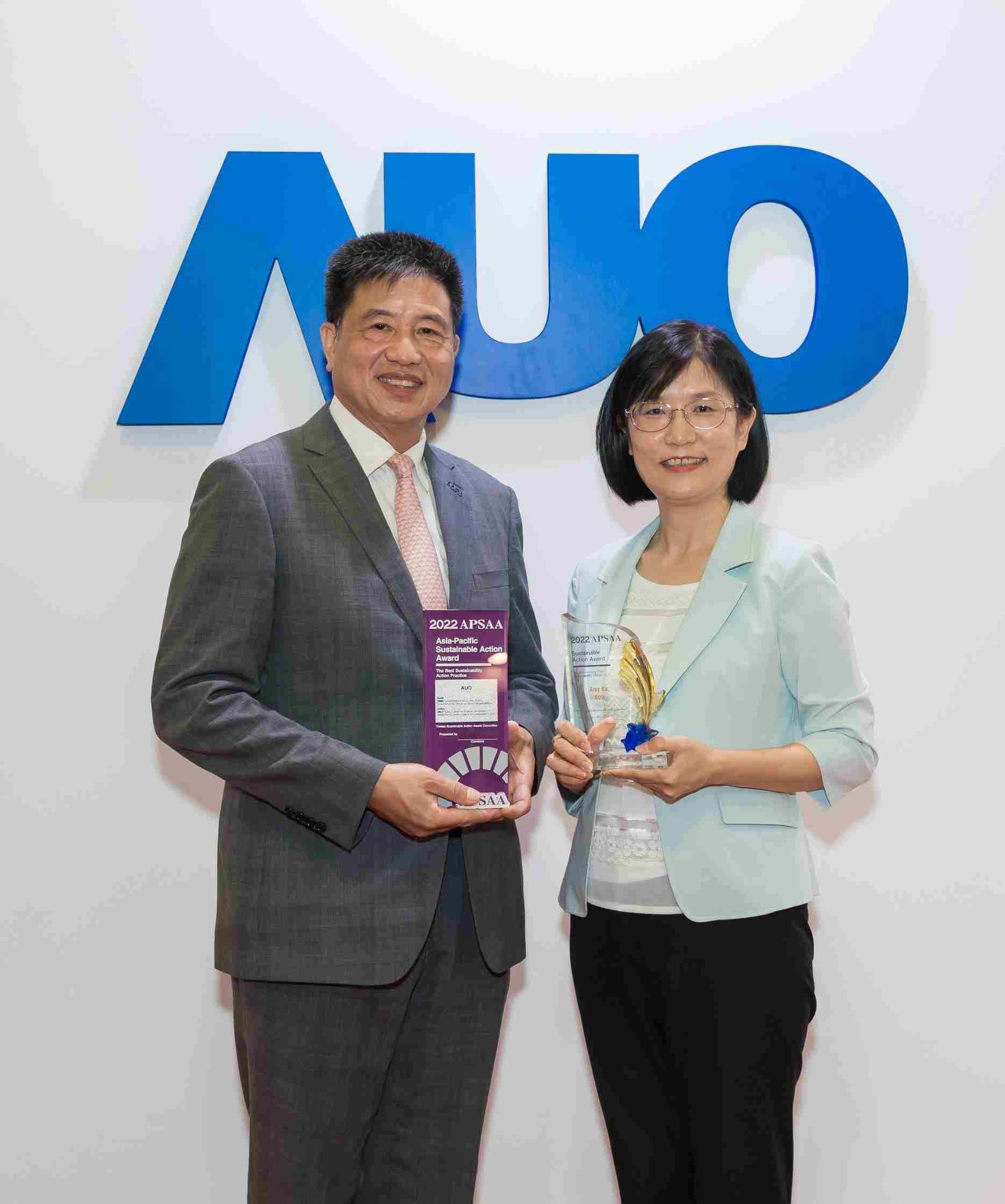 冰球突破长期垫筑永续远景的基石，，，透过ESG暨气候委员会逐步实践永续策略蓝图。。其中，，冰球突破光电永续长古秀华带领团队、、、、制定中长期目标，，缔造多面向亮眼表现，，，，获得「顶尖永续长奖」的个人奖殊荣（左：冰球突破光电董事长暨执行长彭双浪，，右：冰球突破光电永续长古秀华）