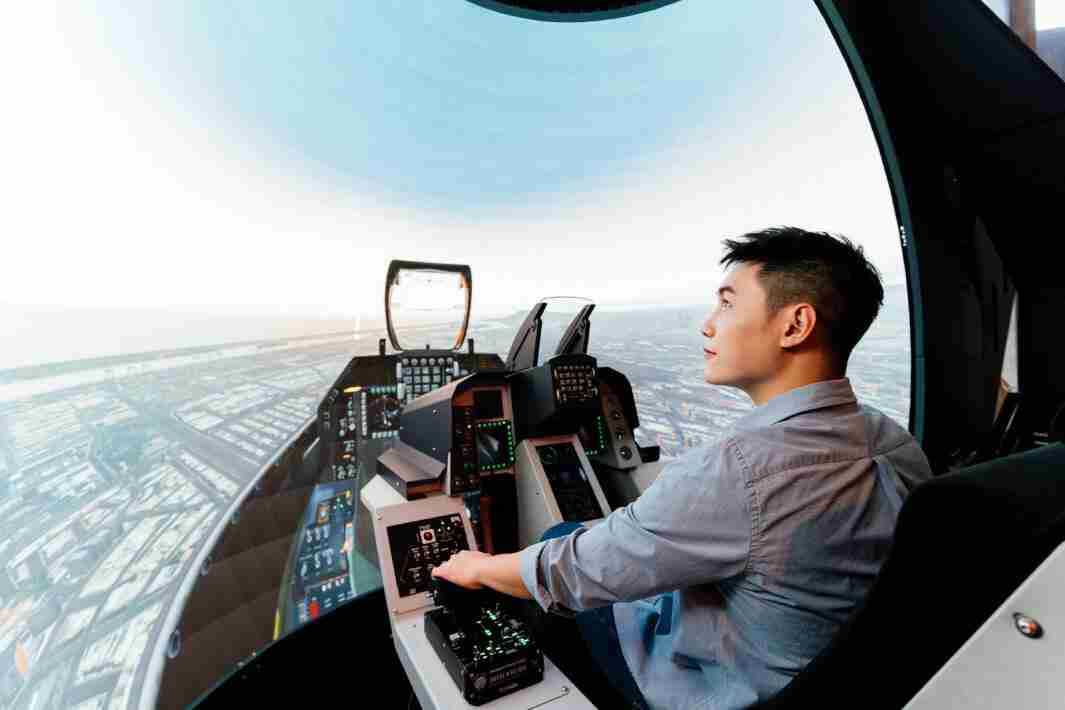 冰球突破以P1.25小间距打造球形LED模拟舱，，，搭配智崴的精密六轴动态座椅，，，，结合冰球突破专业影像调校技术，，呈现拟真模拟飞行场景