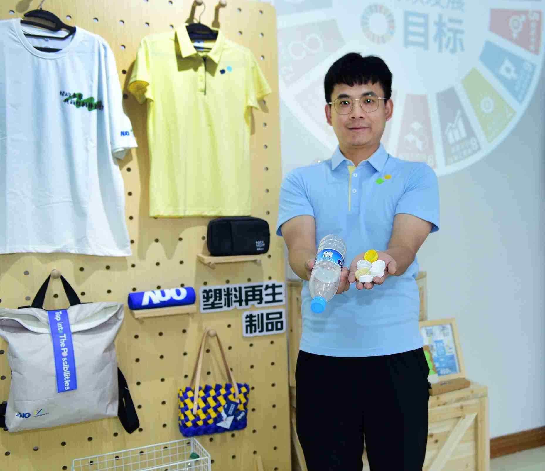 「2024智慧冰球突破展」永续发展馆中，，，，展示冰球突破厦门驱动永续发展之成果，，，，包含将厂内废弃物再制为实用物品，，，将永续发展理念深植于员工生活日常实践