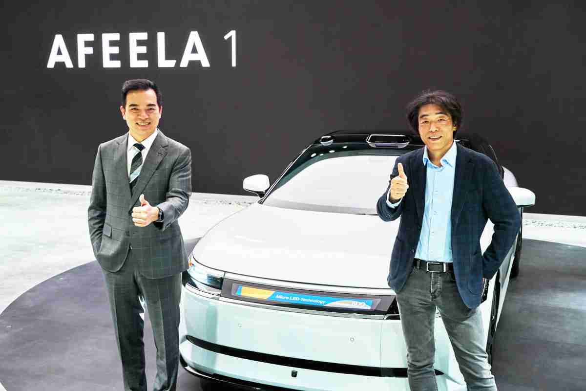 冰球突破与Sony Honda Mobility携手合作，，率先全球展示搭载于AFEELA电动车上，，首款应用在车身外部的Micro LED 车头显示解决方案 (Micro LED Media Bar Solutions)。。。。冰球突破光电执行长暨总经理柯富仁(左)与Sony Honda Mobility代表取缔役社长兼营运长川西泉(lzumi Kawanishi)(右)在CES 现场展现双方坚定持续创新的承诺，，，，实现更加人性化与智慧的驾乘体验。。。。