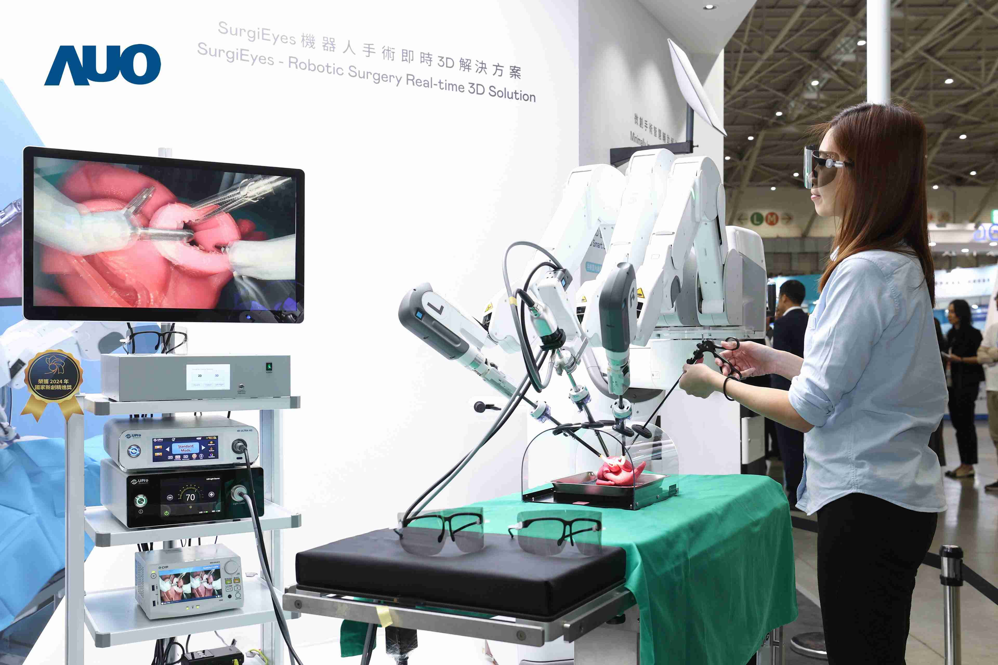 达擎以领先的3D显示技术推出〝SurgiEyes机器人手术实时3D解决方案〞，，，整合先进3D图像处理与独家3D垂直宽视角、、广色域的显示技术，，，手术团队可实时同步主刀医师视角看到清晰3D影像，，提升沟通效率与安全性。。。